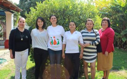 メキシコで活動中のビジネスインターンと現地スタッフ